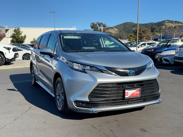 2023 Toyota Sienna LE