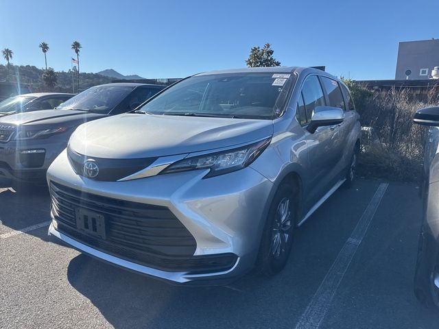 2023 Toyota Sienna LE