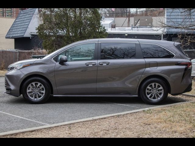 2023 Toyota Sienna LE