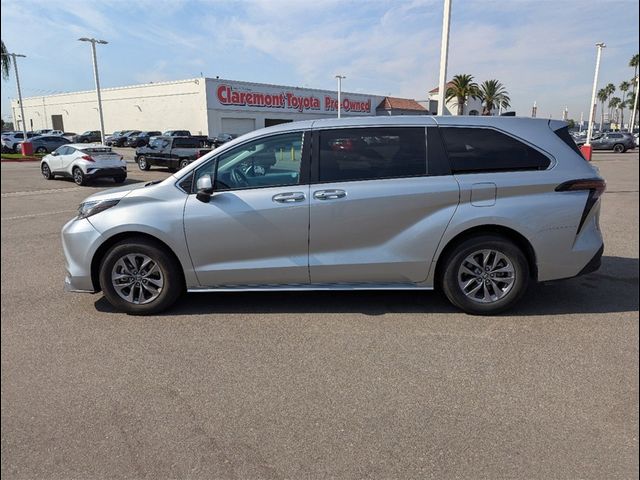 2023 Toyota Sienna LE