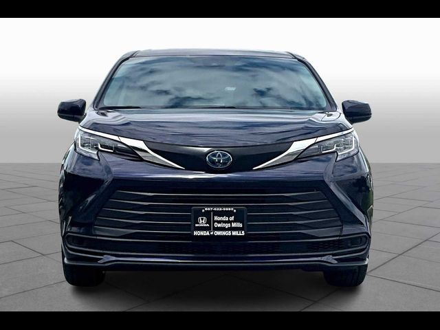 2023 Toyota Sienna LE