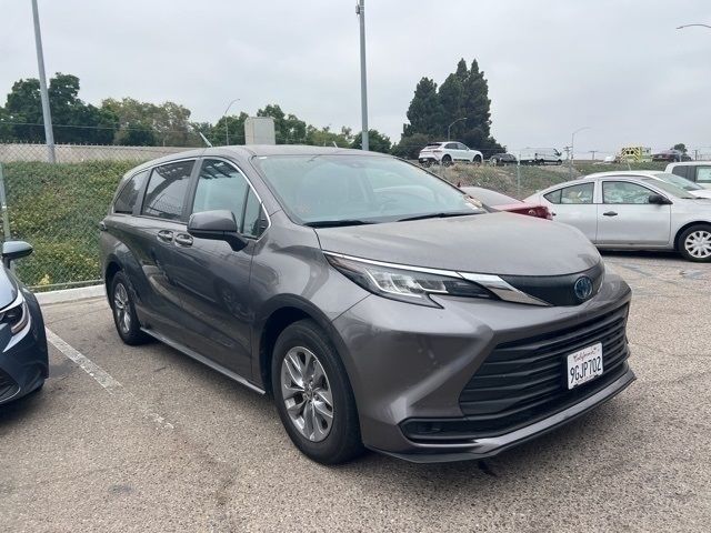 2023 Toyota Sienna LE