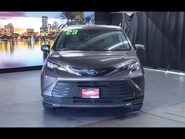 2023 Toyota Sienna LE