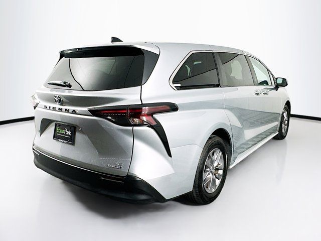 2023 Toyota Sienna LE