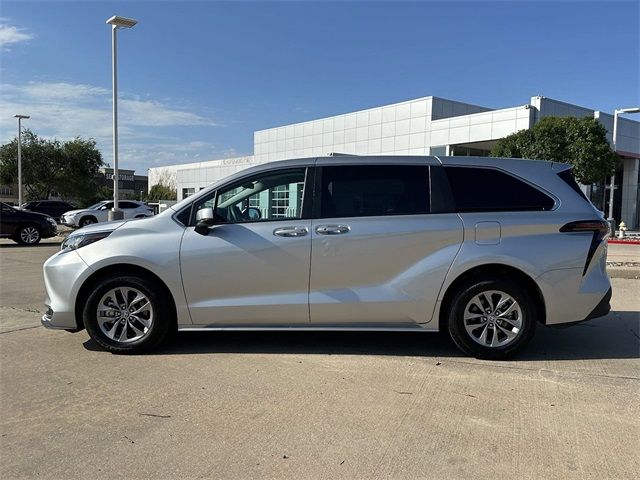 2023 Toyota Sienna LE