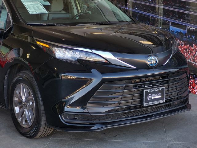 2023 Toyota Sienna LE