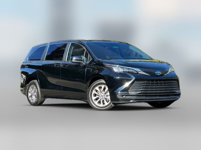 2023 Toyota Sienna LE