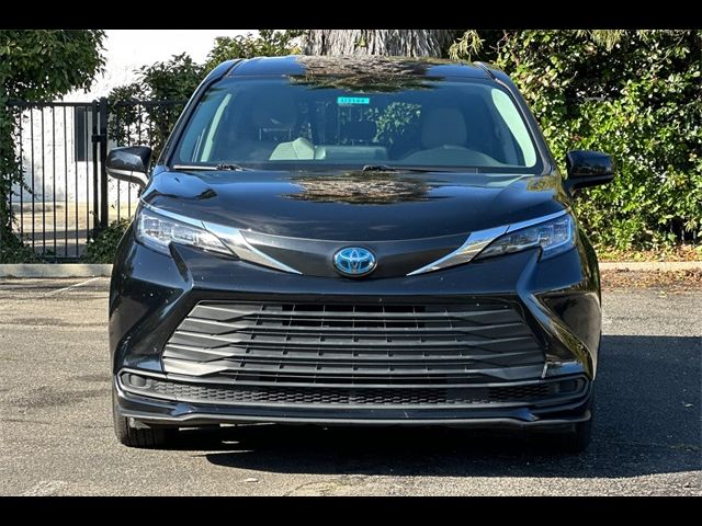 2023 Toyota Sienna LE