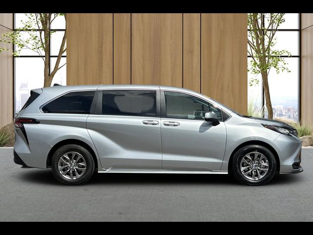 2023 Toyota Sienna LE