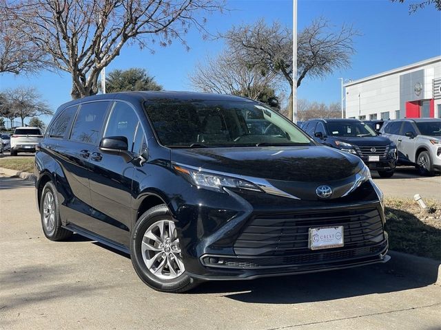 2023 Toyota Sienna LE