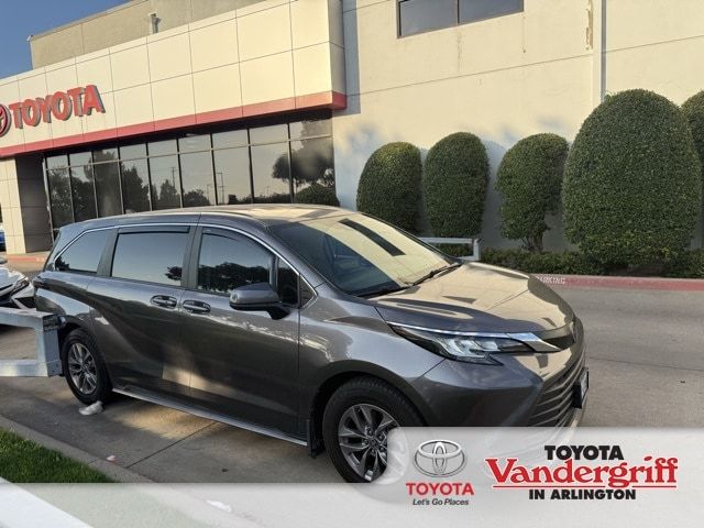2023 Toyota Sienna LE
