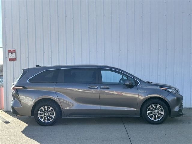 2023 Toyota Sienna LE