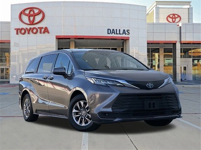 2023 Toyota Sienna LE