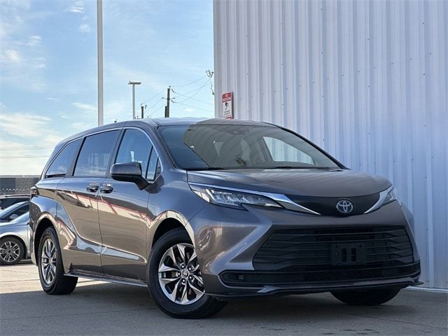 2023 Toyota Sienna LE