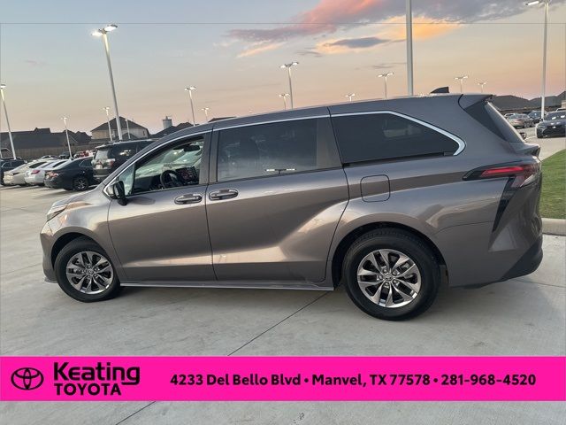 2023 Toyota Sienna LE