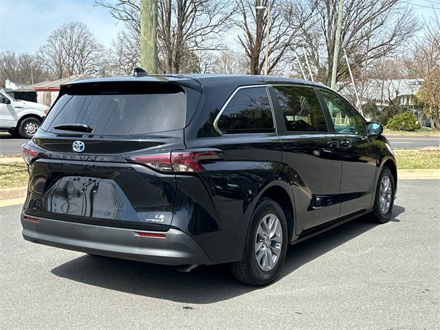 2023 Toyota Sienna LE