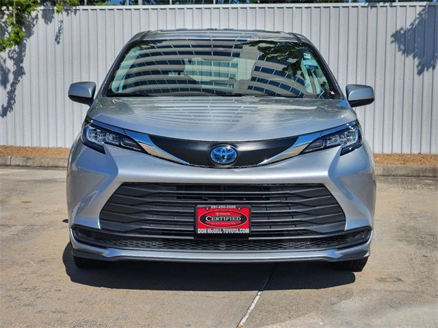 2023 Toyota Sienna LE