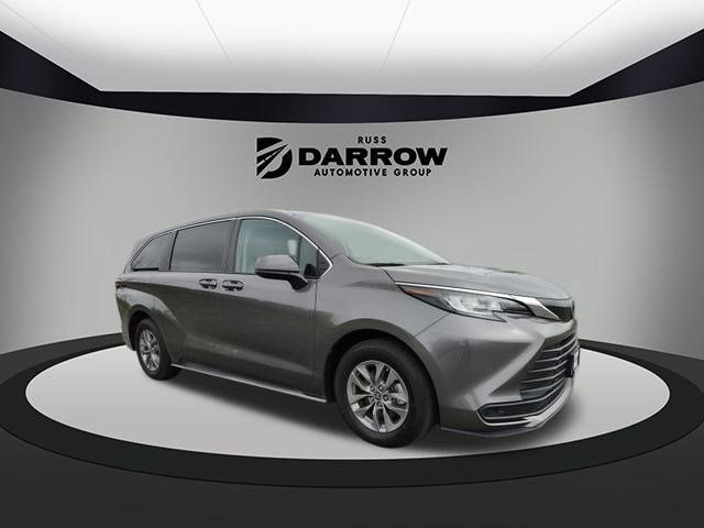 2023 Toyota Sienna LE
