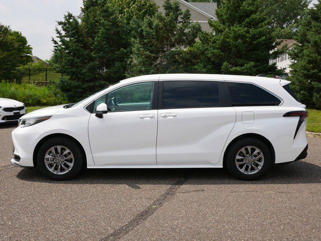 2023 Toyota Sienna LE