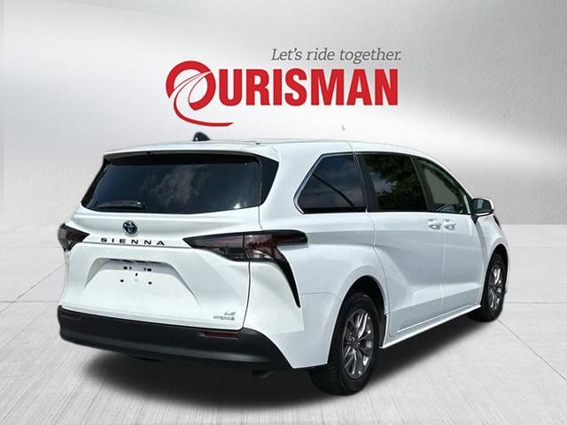 2023 Toyota Sienna LE