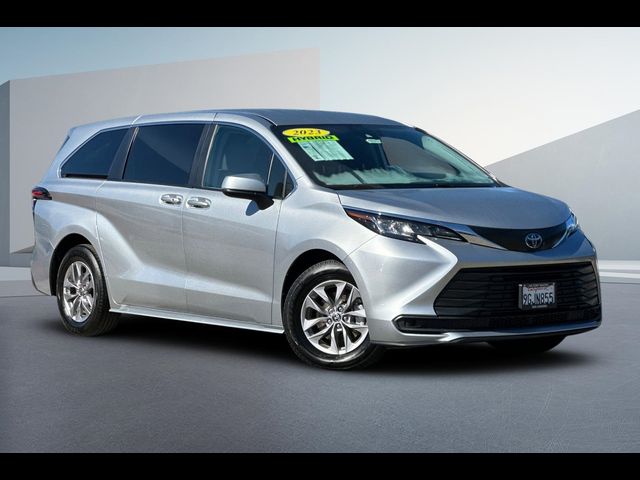 2023 Toyota Sienna LE