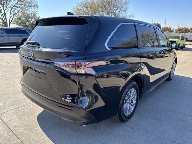 2023 Toyota Sienna LE