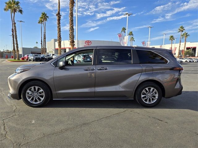 2023 Toyota Sienna LE