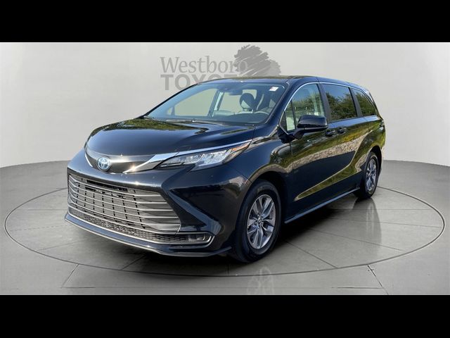 2023 Toyota Sienna LE