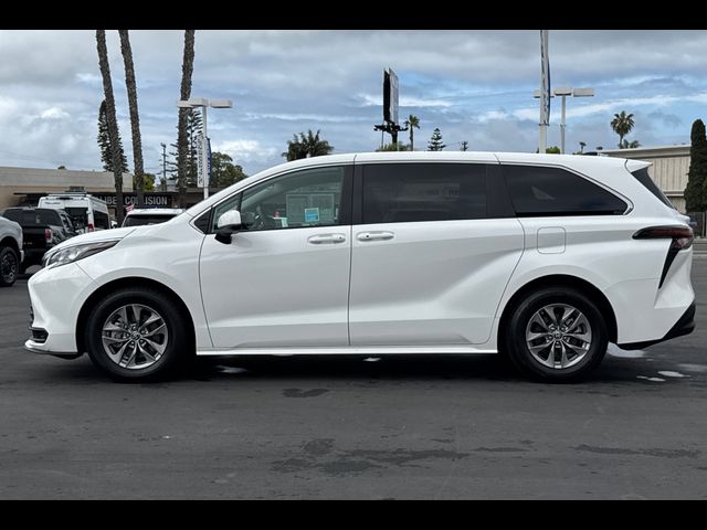 2023 Toyota Sienna LE