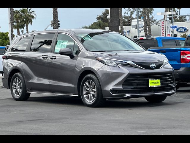 2023 Toyota Sienna LE