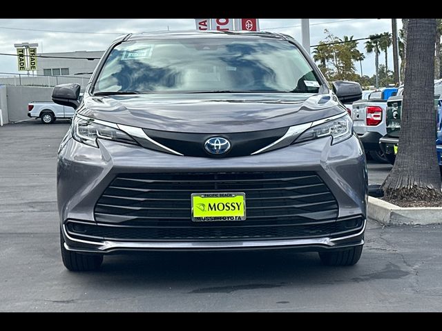 2023 Toyota Sienna LE
