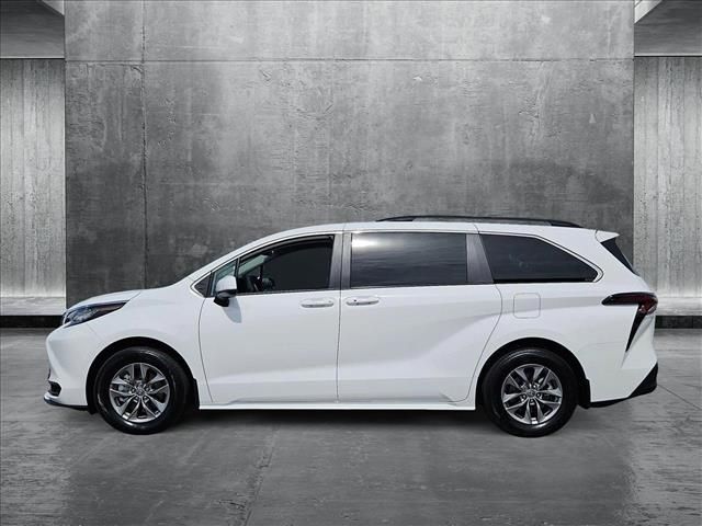 2023 Toyota Sienna LE