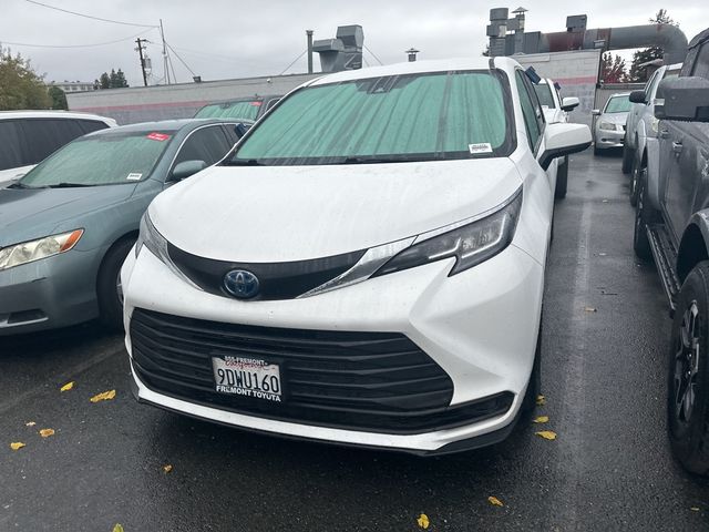 2023 Toyota Sienna LE