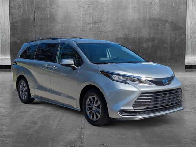 2023 Toyota Sienna LE