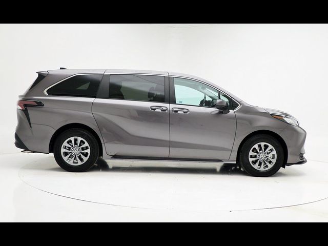 2023 Toyota Sienna LE