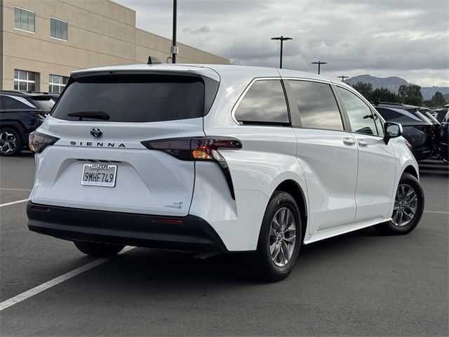 2023 Toyota Sienna LE