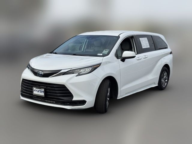 2023 Toyota Sienna LE