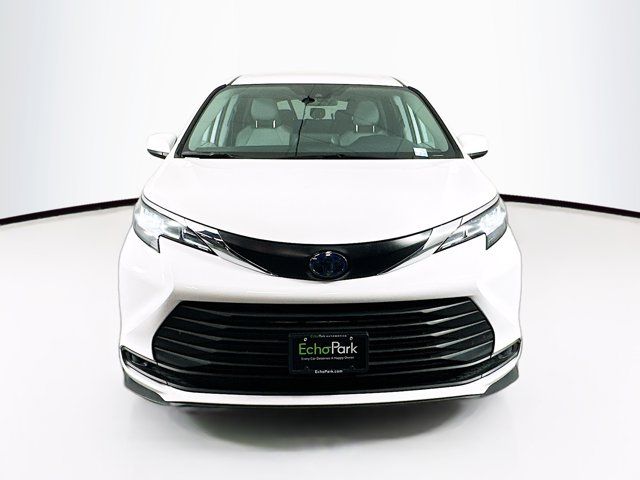 2023 Toyota Sienna LE