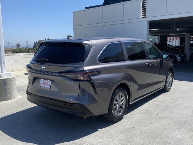 2023 Toyota Sienna LE