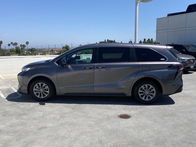 2023 Toyota Sienna LE