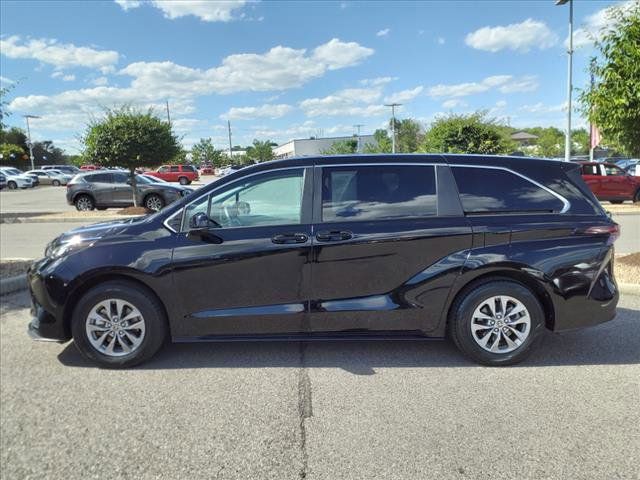 2023 Toyota Sienna LE