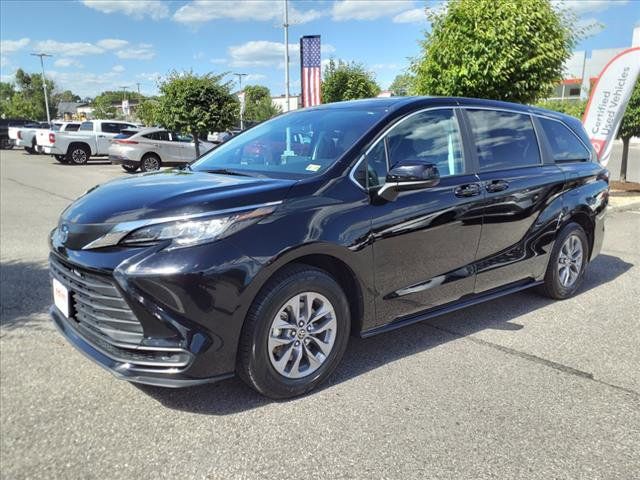 2023 Toyota Sienna LE