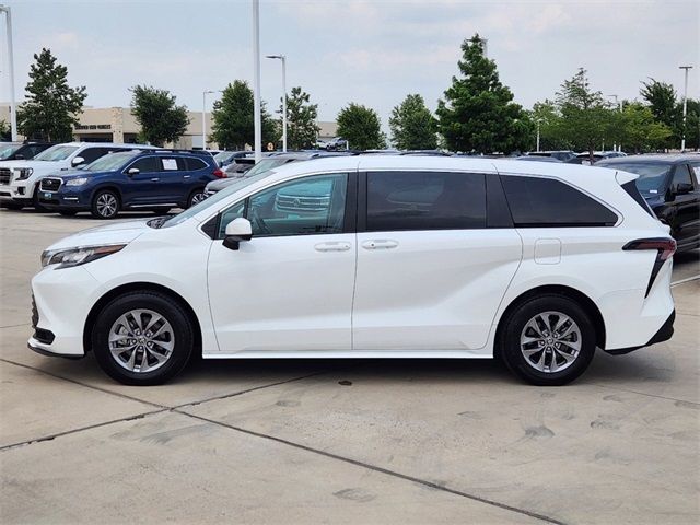 2023 Toyota Sienna LE