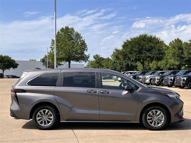 2023 Toyota Sienna LE