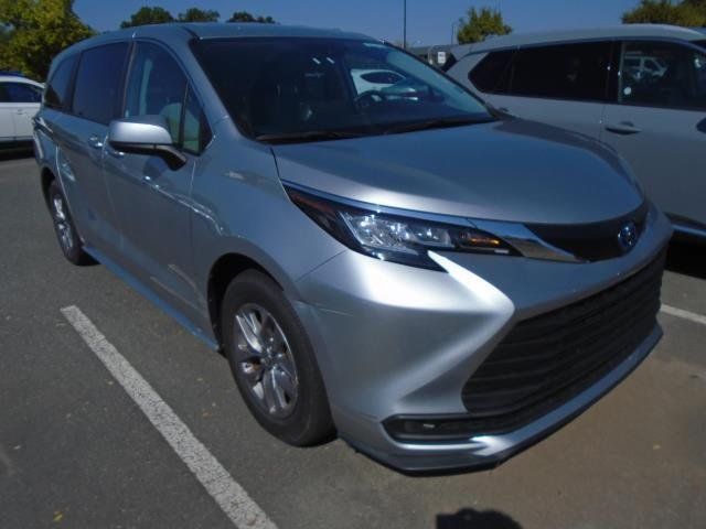 2023 Toyota Sienna LE