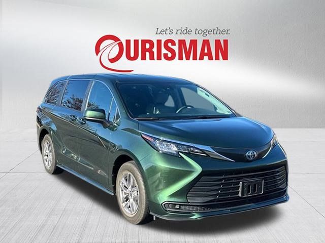 2023 Toyota Sienna LE