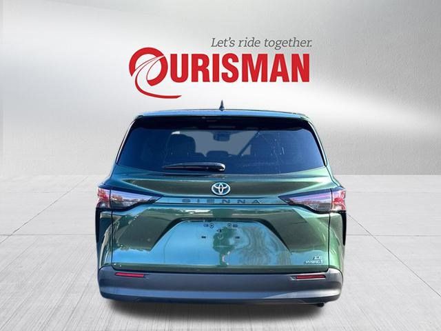 2023 Toyota Sienna LE