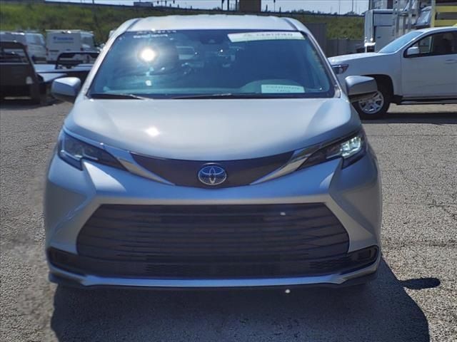 2023 Toyota Sienna LE