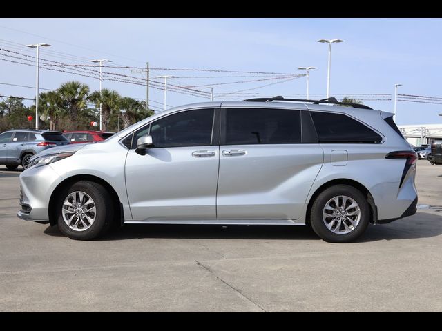 2023 Toyota Sienna LE