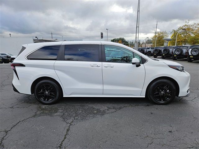 2023 Toyota Sienna LE